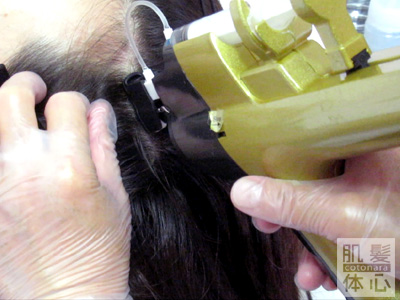 AC頭皮トリートメント|【東京 港区 北青山】「からだのことなら」は、肌・髪・体・心の悩み改善に「丁寧に寄り添う」メディカル系ケア施術院です。薄毛・抜け毛・フケ・弱毛・頭皮のトラブル・白髪などでお悩みなら1度ご来院下さい。ACトリートメントとリアムール商品を使ったヘッドマッサージで頭皮ケアを行います。